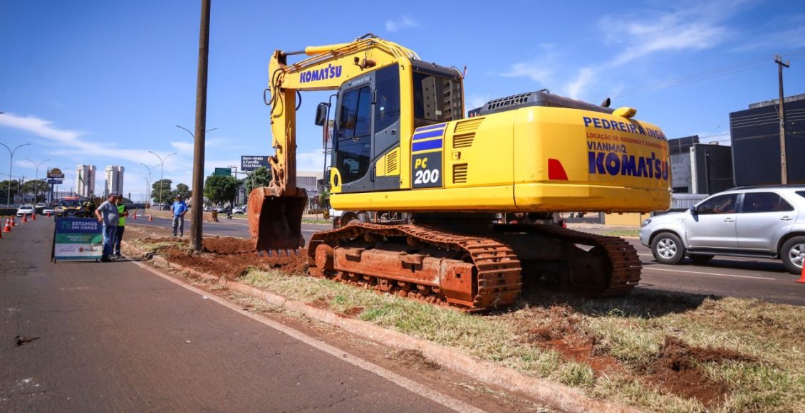 Prefeitura instala barreiras de concreto para evitar travessias irregulares na Avenida Colombo durante Expoingá 2026