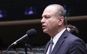 Ricardo Barros defende acordo em torno de PEC que prevê o fim da escala 6x1 e redução de jornada