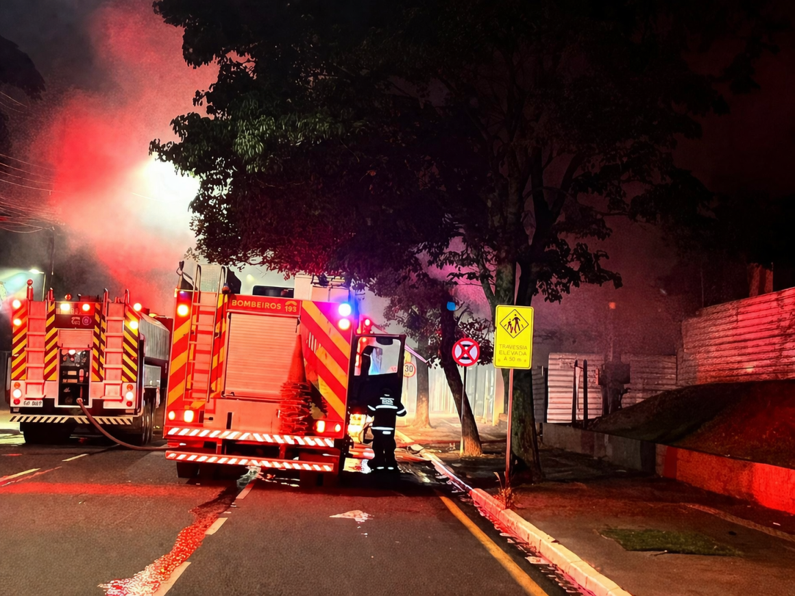 Incêndio destrói barracão de obra alvo de furtos em Maringá