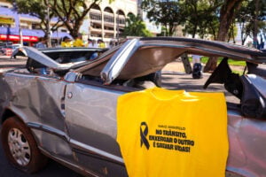 Simulação de capotamento na Praça Raposo Tavares alerta para os perigos da imprudência no trânsito em Maringá