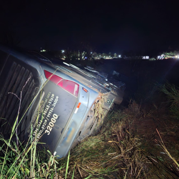 Motorista desvia de veículo e ônibus tomba em ribanceira na PRC-158