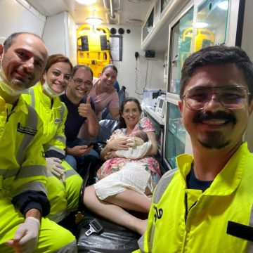 Bebê nasce dentro de ambulância na PR-323 e emociona socorristas
