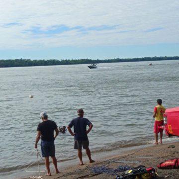 Mãe e filha morrem após veículo cair no Rio Paraná, em Porto Rico