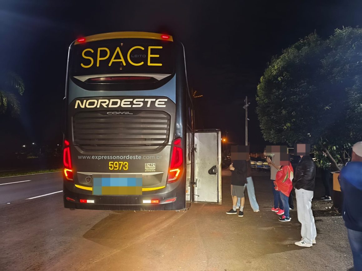 Ônibus que fazia a linha Foz do Iguaçu a São Paulo é assaltado na PR-317, em Floresta