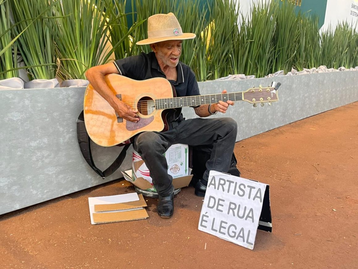 Aos 79 anos, músico de rua atrai visitantes e emociona público na Expoingá com clássicos sertanejos