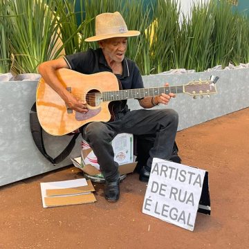 Aos 79 anos, músico de rua atrai visitantes e emociona público na Expoingá com clássicos sertanejos