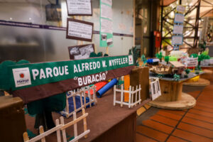Alunos celebram aniversário de Maringá com exposição de maquetes no Paço Municipal