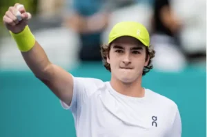 Tenista brasileiro João Fonseca derruba Djokovic de virada em batalha épica de 5 horas