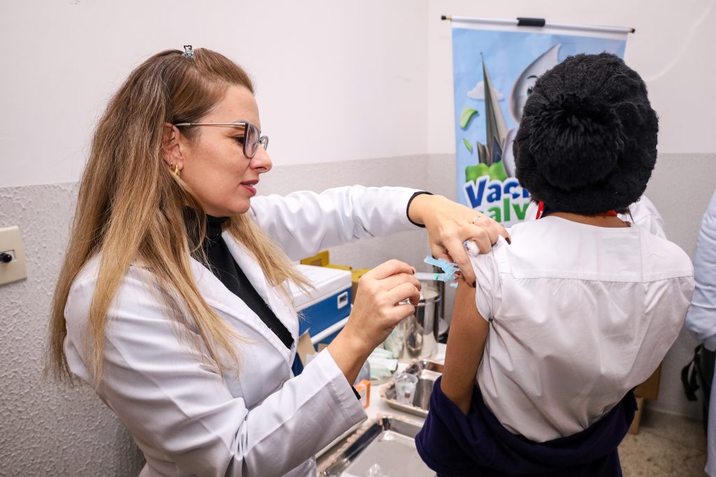 Prefeitura de Maringá vacina mais de 500 trabalhadores no Aeroporto Regional Silvio Name Júnior