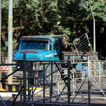 Avenida XV de Novembro com a Getúlio Vargas tem interdição parcial para montagem da estrutura do desfile de aniversário de Maringá