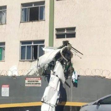 Avião de bimotor cai e bate em prédio em Belo Horizonte