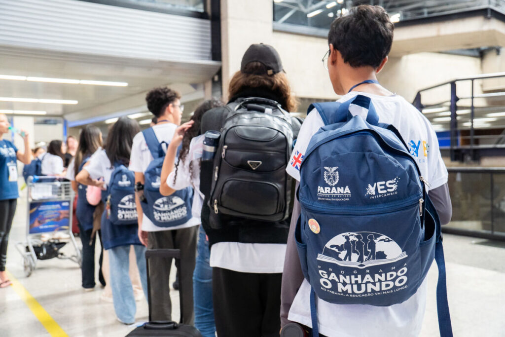 Quase 1,3 mil estudantes da rede estadual do Paraná embarcam para intercâmbio no 2º semestre