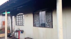 Incêndio destrói casa no Conjunto Itaparica e mobiliza bombeiros em Maringá