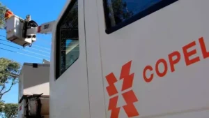 Motorista perde controle de caminhão, derruba poste e poderá arcar com prejuízo de R$ 5,5 mil
