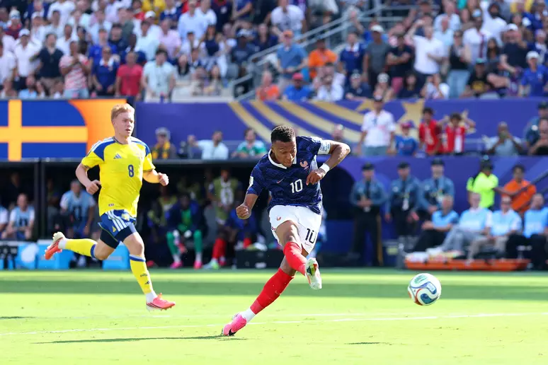 Mbappé bate recorde, França goleia Suécia e avança às oitavas da Copa do Mundo