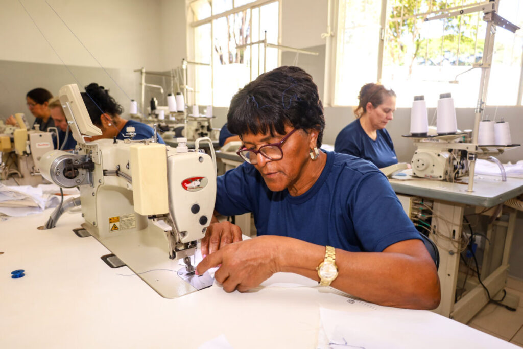 Prefeitura de Maringá abre inscrições para curso gratuito de costura com certificado do Senai