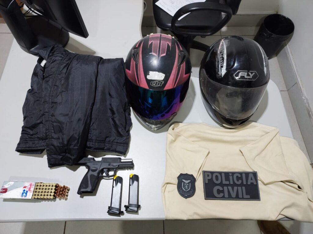 Atirador foi encontrado em casa com pistola 9 mm, munições e as roupas usadas no crime; segundo investigado, que pilotava a motocicleta, não foi localizado pela Polícia Civil