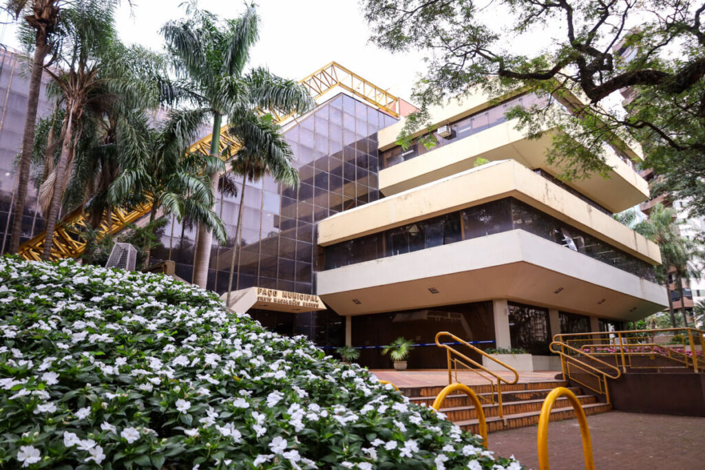 Servidores de Maringá recebem reajuste por tempo de serviço na folha com retomada do 'Descongela'