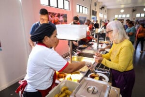Restaurantes Populares de Maringá voltam a servir refeições nesta quarta-feira (29), após o restabelecimento da energia elétrica