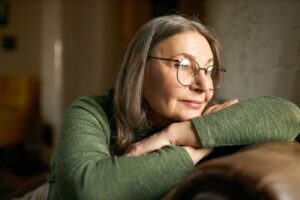 mulher com os olhos para o além