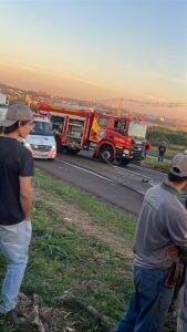 Motorista fica preso às ferragens após colisão entre caminhões na BR-376, em Maringá