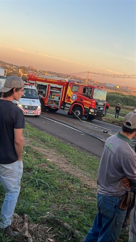 Motorista fica preso às ferragens após colisão entre caminhões na BR-376, em Maringá