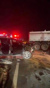 Uma pessoa morre e duas ficam feridas em grave acidente entre caminhonete e carreta no Contorno Sul de Marialva