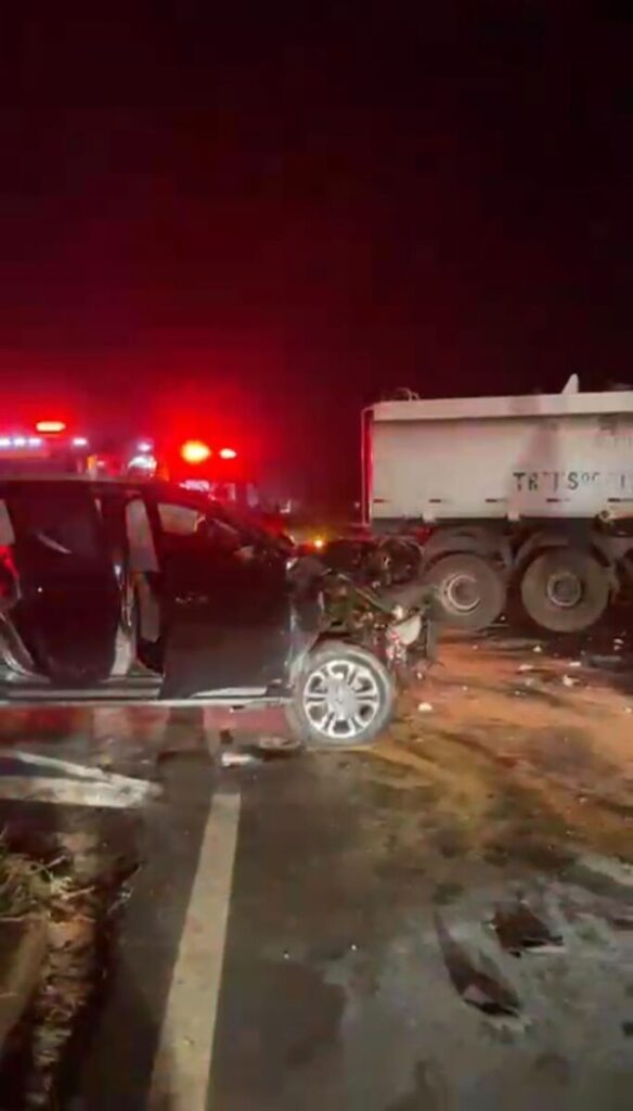 Uma pessoa morre e duas ficam feridas em grave acidente entre caminhonete e carreta no Contorno Sul de Marialva