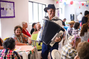Festa julina reúne moradores do Condomínio do Idoso em tarde de confraternização em Maringá