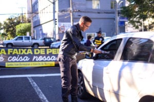 Campanha da Prefeitura de Maringá leva blitze educativas às ruas para reforçar respeito à faixa de pedestres