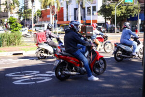 Semob reforça importância do uso correto do capacete em Maringá