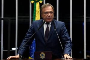 Alvaro Dias desiste de candidatura ao Senado nas eleições de 2026