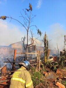 Bombeiros tentam conter o incêndio. Foto: Corpo de Bombeiros