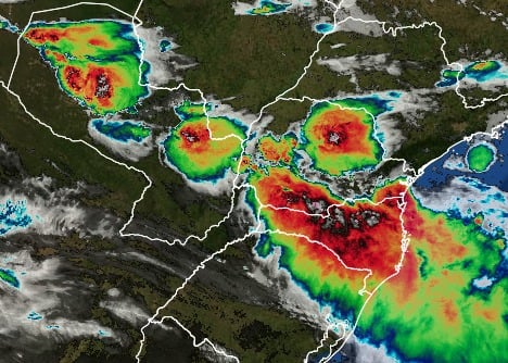 Temporal deixa dezenas de árvores caídas e causa danos em imóveis e postes em Maringá