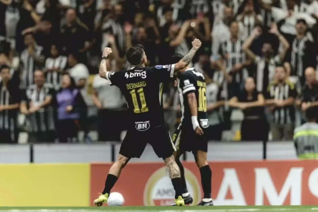 Atlético-MG vence Santos, leva decisão aos pênaltis e avança à semifinal da Sul-Americana