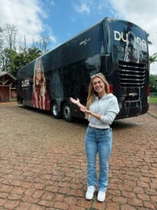 Maringaense Duda Bertelli ganha ônibus personalizado de presente de Ana Castela