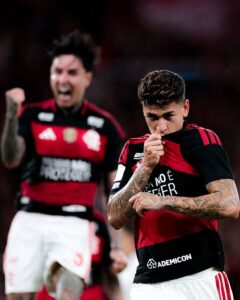Brasileirão: Flamengo vira líder e Grêmio vence fora