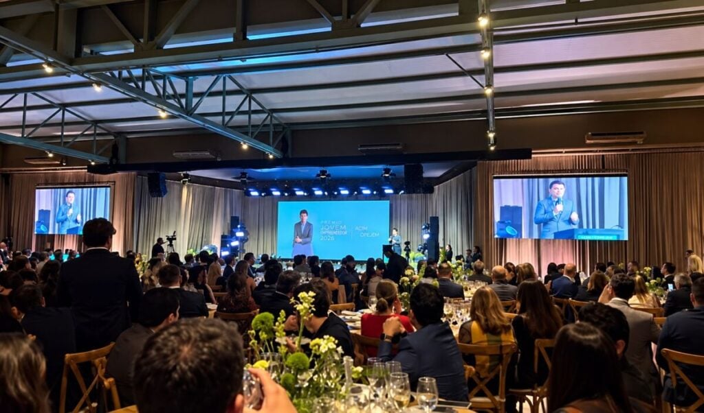 Julio César Samorano Filho recebe Prêmio Jovem Empreendedor 2026