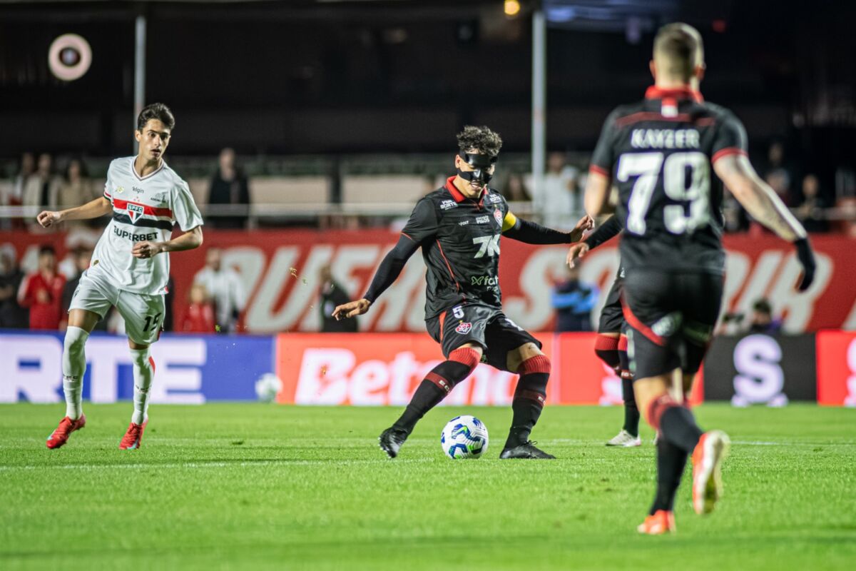 São Paulo vence o Vitória e rodada de domingo terá três clássicos