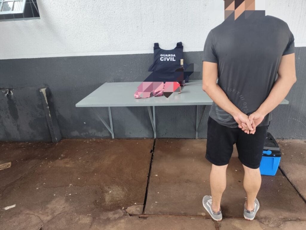 Homem é preso ao tentar furtar carnes e bebidas em Maringá