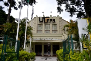 Vagas por cotas A seleção permite candidatura pela ampla concorrência ou pelo sistema de cotas. Metade das vagas é reservada para ações afirmativas destinadas a estudantes que cursaram todo o ensino médio em escolas públicas. Dentro da reserva de vagas, há categorias para pessoas com deficiência, candidatos com renda familiar per capita inferior a um salário-mínimo e pessoas autodeclaradas pretas, pardas, indígenas ou quilombolas. Candidatos que concorrem às vagas destinadas a pretos e pardos devem enviar vídeo e foto segurando documento de identificação até 13 de outubro. A avaliação será feita por uma banca de heteroidentificação, que analisará a autodeclaração com base em critérios fenotípicos. Candidatos que precisarem de atendimento especial durante a prova devem enviar a documentação solicitando o recurso até 13 de outubro, conforme as regras previstas no edital. Foto: Divulgação