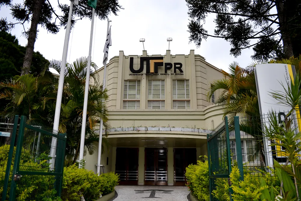 Vagas por cotas A seleção permite candidatura pela ampla concorrência ou pelo sistema de cotas. Metade das vagas é reservada para ações afirmativas destinadas a estudantes que cursaram todo o ensino médio em escolas públicas. Dentro da reserva de vagas, há categorias para pessoas com deficiência, candidatos com renda familiar per capita inferior a um salário-mínimo e pessoas autodeclaradas pretas, pardas, indígenas ou quilombolas. Candidatos que concorrem às vagas destinadas a pretos e pardos devem enviar vídeo e foto segurando documento de identificação até 13 de outubro. A avaliação será feita por uma banca de heteroidentificação, que analisará a autodeclaração com base em critérios fenotípicos. Candidatos que precisarem de atendimento especial durante a prova devem enviar a documentação solicitando o recurso até 13 de outubro, conforme as regras previstas no edital. Foto: Divulgação
